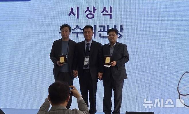 [전주=뉴시스] 이재욱 전북특별자치도 동물위생시험소장(가운데)이 제47차 한국동물위생학회에서 최우수기관상과 우수발표상, 학술상을 동시에 수상했다. *재판매 및 DB 금지