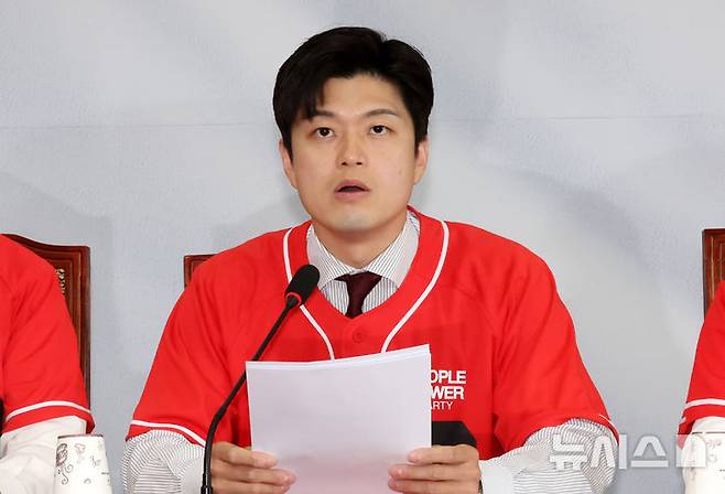 [서울=뉴시스] 조성우 기자 = 김용태 국민의힘 비상대책위원장이 지난달 26일 오전 서울 여의도 국회에서 열린 중앙선거대책위원회의에서 발언하고 있다. 2025.05.26. xconfind@newsis.com