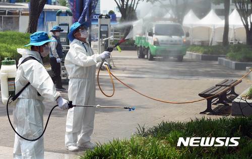 【수원=뉴시스】 말라리아를 옮기는 모기와 지카바이러스를 매개하는 흰줄숲모기 방제를 위한 방제활동. (사진=뉴시스DB) ppljs@newsis.com