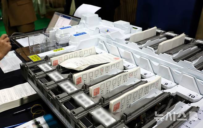 [서울=뉴시스] 박주성 기자 = 제21대 대통령선거를 하루 앞둔 2일 서울 강북구 강북웰빙스포츠센터에서 공정선거참관단이 지켜보는 가운데 투표지분류기 모의시험이 진행되고 있다. 2025.06.02. park7691@newsis.com