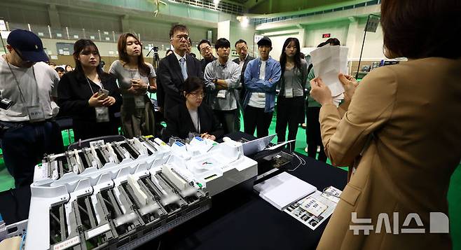 [서울=뉴시스] 박주성 기자 = 제21대 대통령선거를 하루 앞둔 2일 서울 강북구 강북웰빙스포츠센터에서 공정선거참관단이 지켜보는 가운데 투표지분류기 모의시험이 진행되고 있다. 2025.06.02. park7691@newsis.com