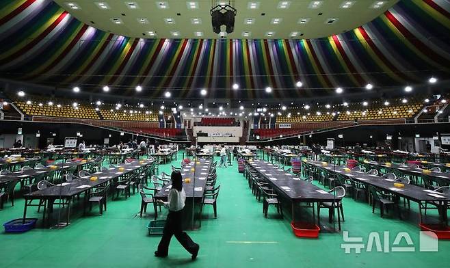 [제주=뉴시스] 우장호 기자 = 제21대 대통령선거일을 하루 앞둔 2일 오후 제주시 한라체육관에서 제주도선거관리위원회 관계자들이 투표지분류기를 점검하고 있다. 2025.06.02. woo1223@newsis.com