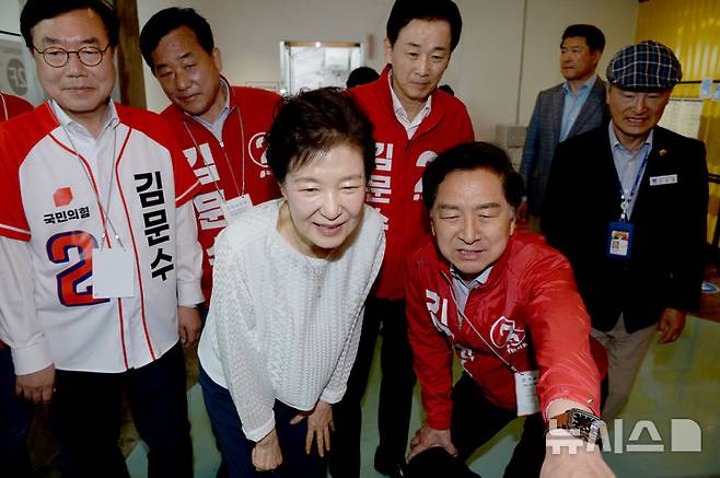 [울산=뉴시스] 배병수 기자 = 김문수 국민의힘 대선후보의 지원에 나선 박근혜 전 대통령과 지역 국회의원들이 울산 남구 장생포 문화창고 2층 울산공업센터 기공식 기념관'을 둘러보고 있다. 2025.06.02.bbs@newsis.com.