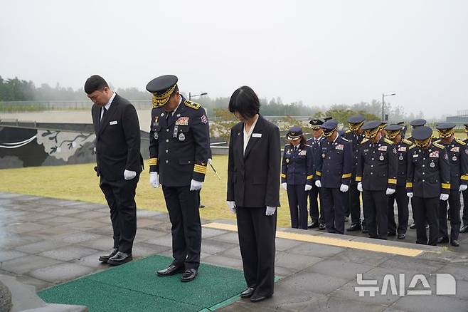 [제주=뉴시스] 제주소방안전본부가 2일 국립제주호국원에서 순직 소방공무원 및 호국 영령에 대해 참배하고 있다. (사진=제주소방안전본부 제공) 2025.06.02. photo@newsis.com