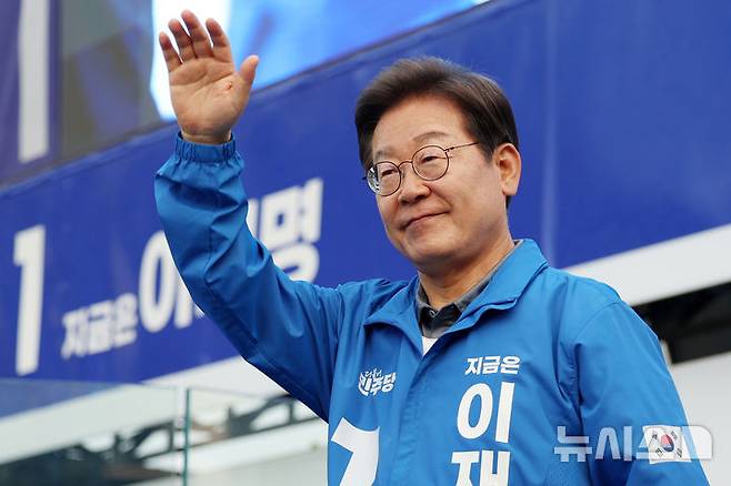 [부산=뉴시스] 조성우 기자 = 이재명 더불어민주당 대선후보가 1일 오후 부산 동구 부산역 광장에서 열린 유세에서 연설을 마친 뒤 시민들을 향해 인사하고 있다. 2025.06.01. xconfind@newsis.com