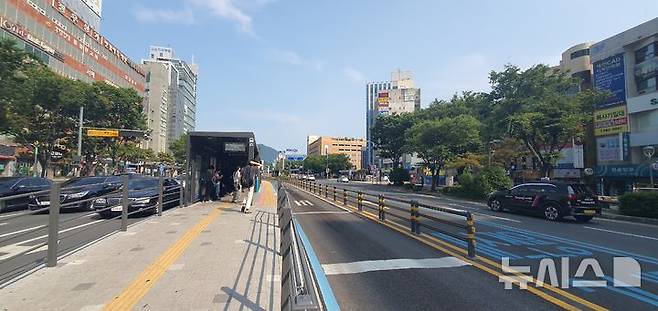 [창원=뉴시스] 강경국 기자 = 경남 창원시 시내버스 노조의 파업이 엿새째로 접어든 가운데 2일 시민들이 오지 않는 시내버스를 기다리고 있다. 2025.06.02. kgkang@newsis.com