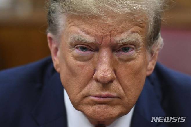 [뉴욕=AP/뉴시스]미 공화당 대선 후보 도널드 트럼프 전 대통령이 2024년 4월15일 뉴욕 맨해튼 형사법원에 출석해 피고인석에 앉아 있다. 트럼프는 31일 밤(현지시각) "조 바이든 전 미 대통령은 2020년에 처형됐으며, 이후 로봇 복제인간으로 대체됐다"는 글을 자신의 '트루스' 소셜미디어에 올렸다고 뉴욕 타임스(NYT)가 1일 보도했다. 2025.06.02.