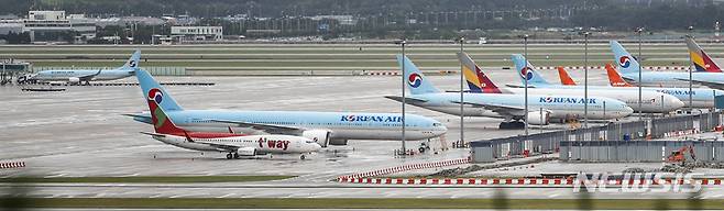 [인천공항=뉴시스] 2일(현지 시간) CNBC에 따르면 IATA는 올해 항공 산업의 순이익 전망치를 기존 366억 달러에서 360억 달러로 하향 조정했다. 사진은 인천국제공항 전망대에서 바라본 계류장에 항공기들이 줄지어 선 모습. 2025.06.02.