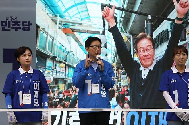 [창원=뉴시스]2일 김경수 더불어민주당 중앙선대위 총괄선대위원장이 경남 창원대학교 앞에서 열린 이재명 후보 선거 유세에서 지지를 호소하고 있다.(사진=민주당 경남도당 제공) 2025.06.02.photo@newsis.com *재판매 및 DB 금지