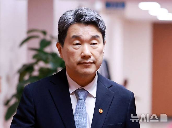 [서울=뉴시스] 최진석 기자 = 이주호 대통령 권한대행 부총리 겸 교육부 장관이 28일 정부서울청사에서 열린 국무회의에 입장하고 있다. (대통령실통신사진기자단) 2025.05.28. myjs@newsis.com