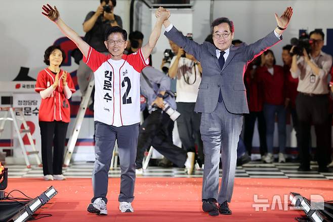 [서울=뉴시스] 권창회 기자 = 김문수 국민의힘 대선 후보가 2일 서울 중구 서울시청 광장에서 열린 파이널유세에서 이낙연 전 국무총리와 함께 지지호소를 하고 있다. 2025.06.02. kch0523@newsis.com