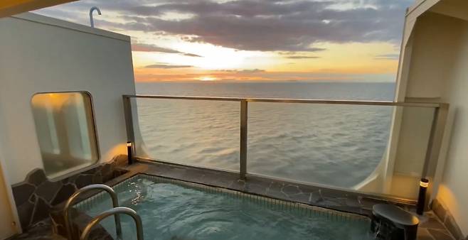 객실 내에 온천이 있는 일본 노선의 고급 크루즈 [사진 출처 = 유튜브 채널 'Lehman's travel]