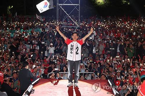 '피날레 유세'에서 지지 호소하는 김문수 (서울=연합뉴스) 박동주 기자 = 국민의힘 김문수 대선 후보가 2일 서울시청 앞 서울광장에서 열린 피날레 유세에서 지지를 호소하고 있다. 2025.6.2 [공동취재] pdj6635@yna.co.kr