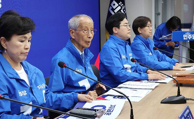 더불어민주당 윤여준 상임총괄선거대책위원장(왼쪽 두번째)이 2일 서울 여의도 중앙당사에서 열린 중앙선거대책위원회의에서 발언하고 있다. 연합뉴스