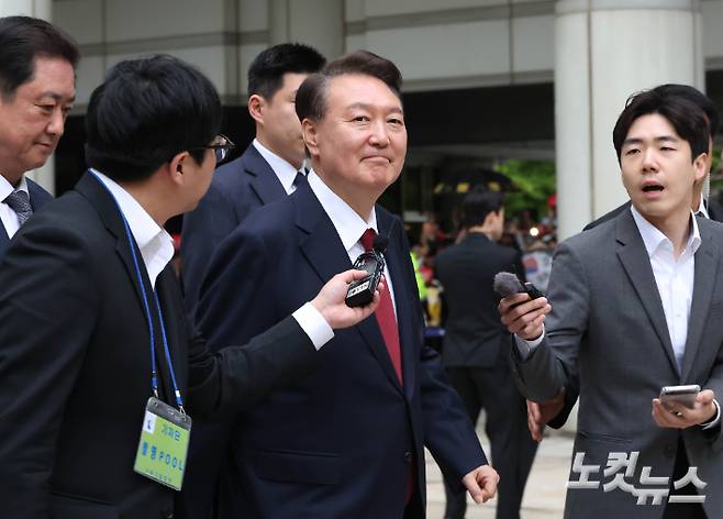 윤석열 전 대통령이 19일 서울 서초구 중앙지방법원에서 열린 내란 우두머리 혐의, 직권남용 권리행사방해 혐의 사건 4차 공판을 마친 뒤 법정을 나서고 있다. 사진공동취재단