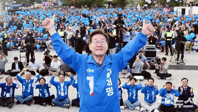 이재명 더불어민주당 대선 후보가 대선을 이틀 앞둔 1일 부산 동구 부산역 광장에서 유권자들에게 지지를 호소하고 있다. 부산=류영주 기자