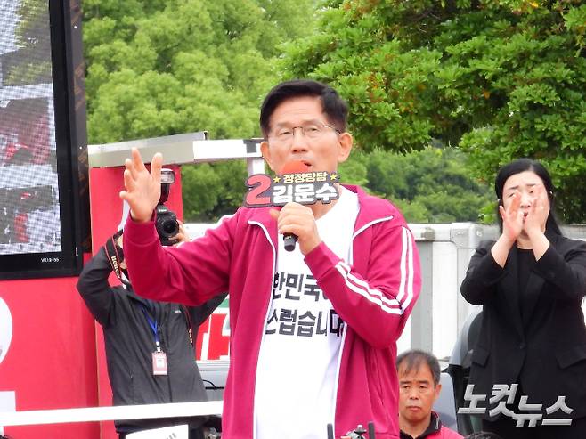 제21대 대통령선거를 하루 앞둔 2일 제주시 동문로터리에서 김문수 국민의힘 후보가 거리유세를 했다. 이인 기자