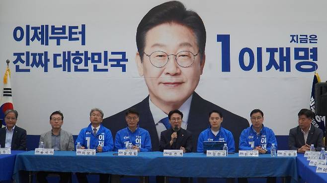 김민석 민주당 공동선대위원장(왼쪽에서 5번째)이 2일 오전 제주선대위 사무소에서 열린 선대위원장단 회의에 참석했다. 민주당 제주선대위 제공