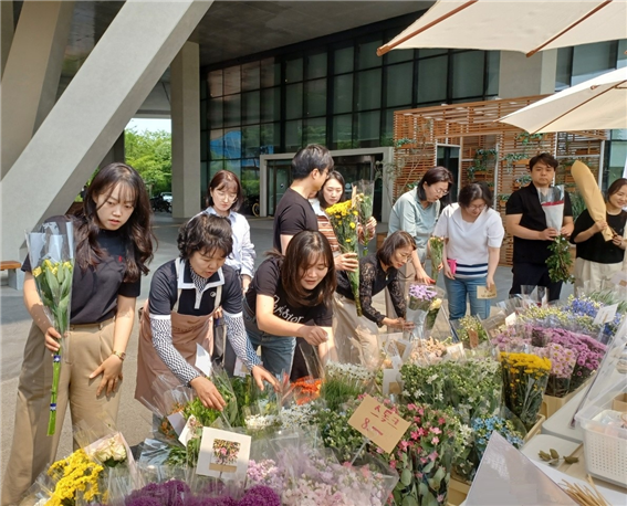 농림축산식품부와 한국화훼자조금협의회는 5월30일 정부세종청사에서 ‘일상의 꽃 직거래장터’를 열었다. 한국화훼자조금협의회