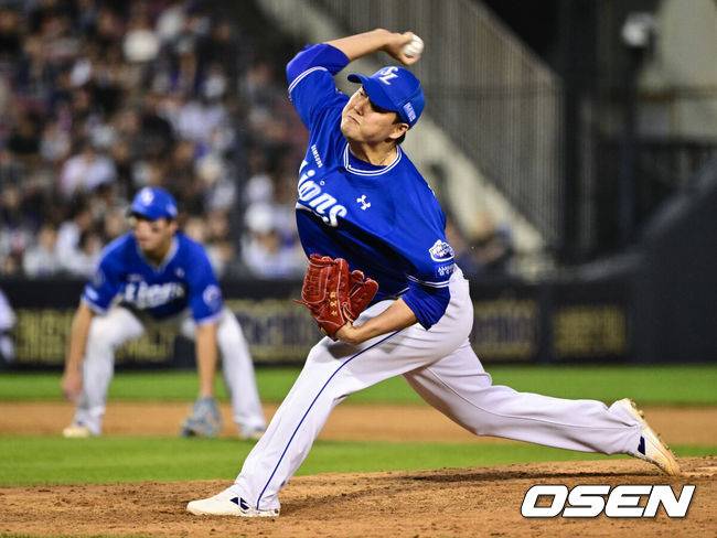 [OSEN=잠실, 조은정 기자]1일 오후 서울 잠실구장에서 ‘2025 신한 SOL Bank KBO리그’ LG 트윈스와 삼성 라이온즈의 경기가 열렸다.이날 LG는 임찬규, 삼성은 레예스를 선발투수로 내세웠다.8회말 삼성 김태훈이 역투하고 있다. 2025.06.01 /cej@osen.co.kr