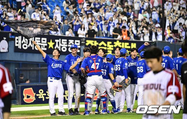 [OSEN=잠실, 조은정 기자]프로야구&nbsp;삼성 라이온즈가 7연승을 질주했다. LG 트윈스는 올 시즌 처음으로 스윕패를 당했다.&nbsp;삼성은&nbsp;1일 서울 잠실구장에서 열린 2025 KBO리그&nbsp;LG와 시즌 9차전 맞대결에서 6-4 재역전승을 거뒀다. 삼성은 KT 위즈를 반 경기 차이로 제치고 4위로 올라섰다.&nbsp;삼성이 승리를 기뻐하고 있다. 2025.06.01 /cej@osen.co.kr