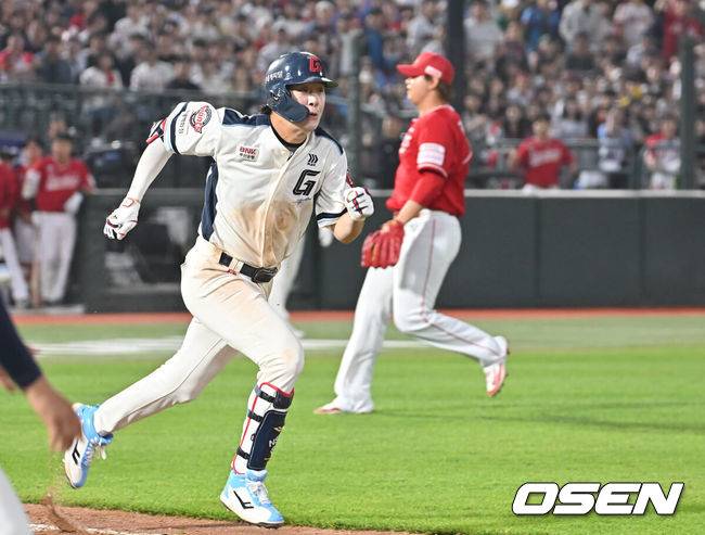 [OSEN=부산, 이석우 기자] 1일 부산 사직야구장에서 2025 신한 SOL 뱅크 KBO 리그 롯데 자이언츠와 SSG 랜더스의 경기가 열렸다. 홈팀 롯데는 이민석이, 방문팀 SSG는 앤더슨이 선발 출전했다.롯데 자이언츠 나승엽이 8회말 1사 만루 투수 병살로 1루에서 아웃되고 있다. 2025.06.01 / foto0307@osen.co.kr