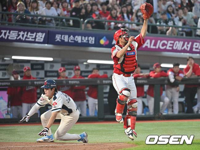 [OSEN=부산, 이석우 기자] 1일 부산 사직야구장에서 2025 신한 SOL 뱅크 KBO 리그 롯데 자이언츠와 SSG 랜더스의 경기가 열렸다. 홈팀 롯데는 이민석이, 방문팀 SSG는 앤더슨이 선발 출전했다.롯데 자이언츠 나승엽이 7회말 1사 2,3루 장두성의 중견수 희생플라이 아웃때 득점에 성공하고 있다. 2025.06.01 / foto0307@osen.co.kr