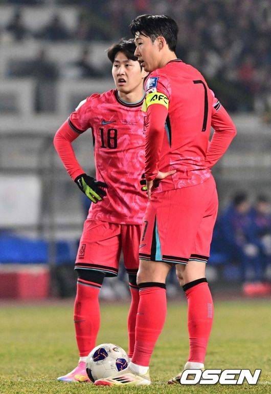 [OSEN=고양, 조은정 기자]20일 오후 경기도 고양종합운동장에서 2026 국제축구연맹(FIFA) 북중미 월드컵 아시아지역 3차 예선 B조 7차전 한국과 오만의 경기가 열렸다.승점 14점(4승 2무)으로 B조 1위를 유지하고 있는 한국이 오만전과 25일 예정된 요르단전에서 모두 승리해 승점 6점을 얻어낸다면,&nbsp;6월&nbsp;예정된&nbsp;이라크, 쿠웨이트와 경기 결과와 상관없이 11회 연속 월드컵 본선 진출을 &nbsp;확정 짓는다. 전반 한국 이강인, 손흥민이 프리킥을 준비하고 있다. 2025.03.20 /cej@osen.co.kr