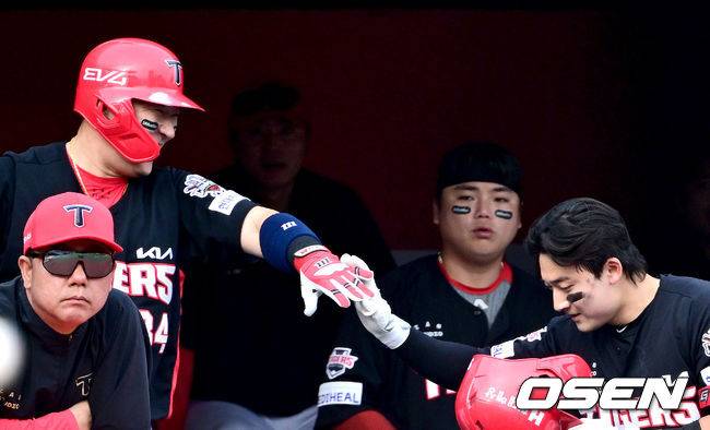 윤도현과 한 번 더 하이파이브를 나누며 미소짓는 최형우. 경기 중 그라운드에서는 좀처럼 볼 없는 그의 미소.