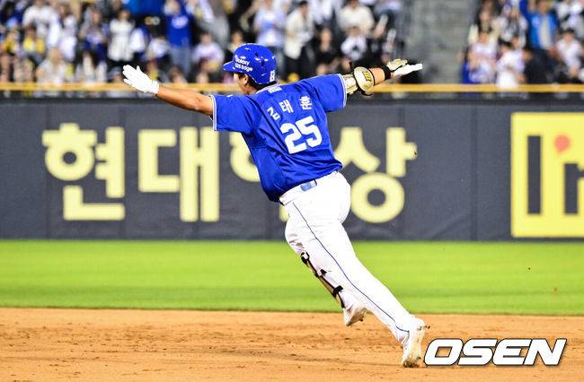 [OSEN=잠실, 조은정 기자]1일 오후 서울 잠실구장에서 ‘2025 신한 SOL Bank KBO리그’ LG 트윈스와 삼성 라이온즈의 경기가 열렸다.이날 LG는 임찬규, 삼성은 레예스를 선발투수로 내세웠다.8회초 2사 1루 삼성 김태훈이 역전 우중월 투런 홈런을 날린 뒤 베이스를 돌고 있다. 2025.06.01 /cej@osen.co.kr