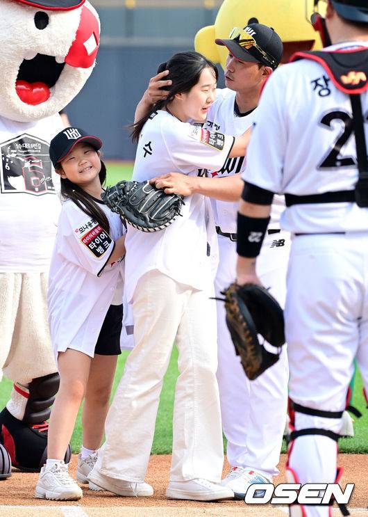 [OSEN=수원, 최규한 기자] 1일 수원 KT위즈파크에서 ‘2025 신한 SOL Bank KBO리그’ KT 위즈와 KIA 타이거즈의 경기가 열렸다.홈팀 KT는 조이현, 방문팀 KIA는 애덤 올러를 선발로 내세웠다.경기 전 열린 KT 박경수의 은퇴식, 시포를 한 박경수가 시구-시타를 나선 자녀들과 인사를 나누고 있다. 2025.06.01 / dreamer@osen.co.kr