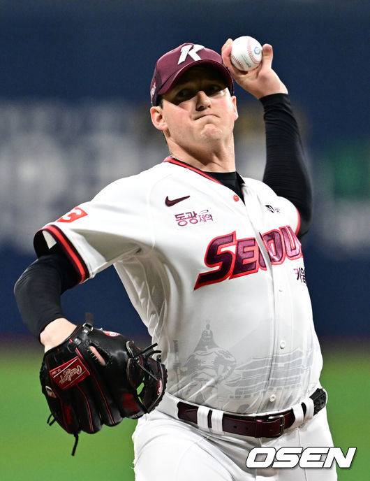 [OSEN=고척, 조은정 기자]31일 오후 서울 고척스카이돔에서 2025 신한 SOL Bank KBO리그 키움 히어로즈와 두산베어스의 경기가 열렸다.홈팀 키움은 로젠버그를, 방문팀 두산은 잭로그를 선발투수로 내세웠다.1회초 키움 선발 로젠버그가 역투하고 있다. 2025.05.31 /cej@osen.co.kr