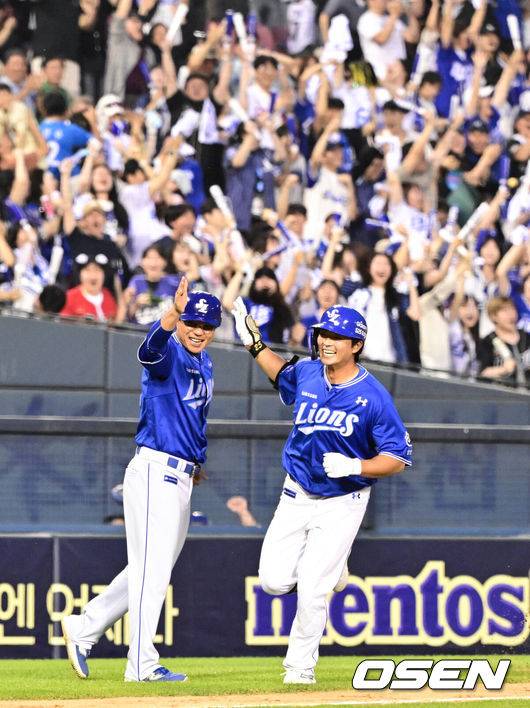 [OSEN=잠실, 조은정 기자]1일 오후 서울 잠실구장에서 ‘2025 신한 SOL Bank KBO리그’ LG 트윈스와 삼성 라이온즈의 경기가 열렸다.이날 LG는 임찬규, 삼성은 레예스를 선발투수로 내세웠다.8회초 2사 1루 삼성 김태훈이 역전 우중월 투런 홈런을 날린 뒤 베이스를 돌고 있다. 2025.06.01 /cej@osen.co.kr