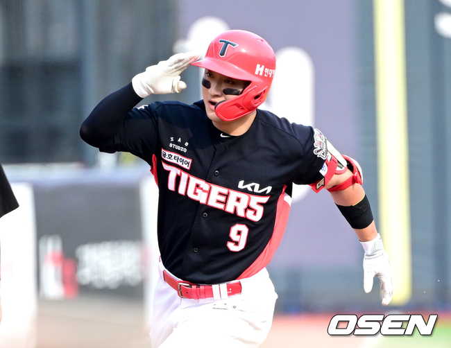 [OSEN=수원, 최규한 기자] 1일 수원 KT위즈파크에서 ‘2025 신한 SOL Bank KBO리그’ KT 위즈와 KIA 타이거즈의 경기가 열렸다.홈팀 KT는 조이현, 방문팀 KIA는 애덤 올러를 선발로 내세웠다.1회초 무사 선두타자로 나선 KIA 윤도현이 선제 좌월 솔로포를 날리고 그라운드를 돌며 기뻐하고 있다. 2025.06.01 / dreamer@osen.co.kr