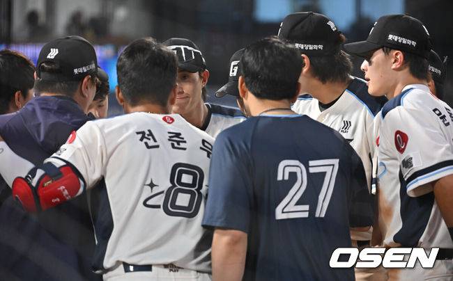 [OSEN=부산, 이석우 기자] 1일 부산 사직야구장에서 2025 신한 SOL 뱅크 KBO 리그 롯데 자이언츠와 SSG 랜더스의 경기가 열렸다. 홈팀 롯데는 이민석이, 방문팀 SSG는 앤더슨이 선발 출전했다.롯데 자이언츠 선수들이 8회말 공격 전 한데 모여 주장 전준우의 얘기를 듣고 있다. 2025.06.01 / foto0307@osen.co.kr