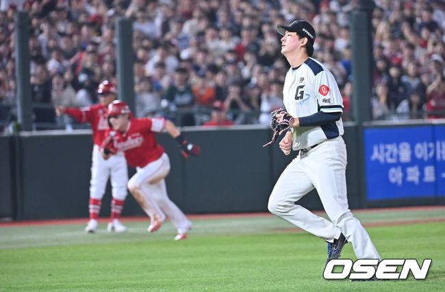 [OSEN=부산, 이석우 기자] 1일 부산 사직야구장에서 2025 신한 SOL 뱅크 KBO 리그 롯데 자이언츠와 SSG 랜더스의 경기가 열렸다. 홈팀 롯데는 이민석이, 방문팀 SSG는 앤더슨이 선발 출전했다.롯데 자이언츠 김원중이 9회초 2사 3루 폭투를 던지고 당혹해하고 있다. 2025.06.01 / foto0307@osen.co.kr