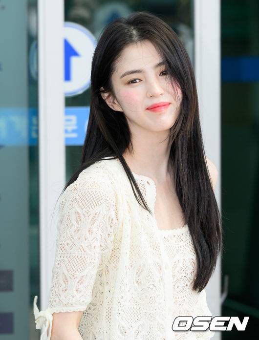 [OSEN=인천공항, 이대선 기자] 배우 한소희가 25일 해외일정차 인천국제공항을 통해 출국했다.한소희는 영화 '프로젝트 Y'(가제)를 차기작으로 선택했다. 배우 전종서와 호흡을 맞춘다.한소희가 출국장으로 향하며 취재진을 향해 인사를 하고 있다. 2025.05.25 /sunday@osen.co.kr