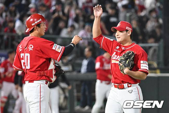 [OSEN=부산, 이석우 기자] 31일 부산 사직야구장에서 2025 신한 SOL 뱅크 KBO 리그 롯데 자이언츠와 SSG 랜더스의 경기가 열렸다. 홈팀 롯데는 나균안이, 방문팀 SSG는 전영준이 선발 출전했다.SSG 랜더스 조병현이 롯데 자이언츠에 4-1로 승리한 후 조형우와 승리 기쁨을 나누고 있다. 2025.05.31 / foto0307@osen.co.kr