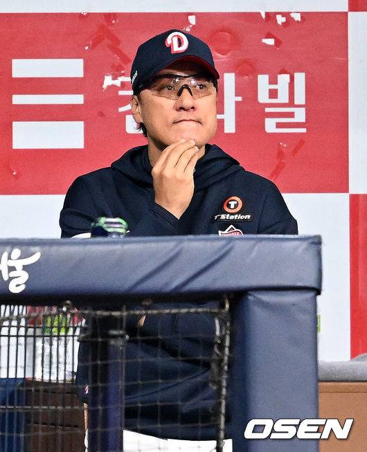 [OSEN=고척, 이대선 기자] 1일 오후 서울 고척스카이돔에서 2025 신한 SOL Bank KBO리그 키움 히어로즈와 두산 베어스의 경기가 열렸다.키움은 알칸타라, 두산은 최승용을 선발 투수로 내세웠다.8회초 두산 이승엽 감독이 경기를 바라보고 있다. 2025.06.01 /sunday@osen.co.kr