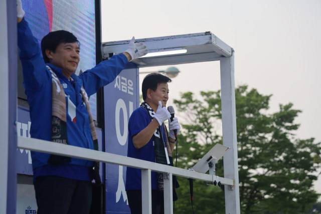 ▲더불어민주당 정동영 5선 의원과 이성윤 초선 의원이 이재명 대선 후보 지지를 호소하고 있다. ⓒ정동영 의원 페이스북