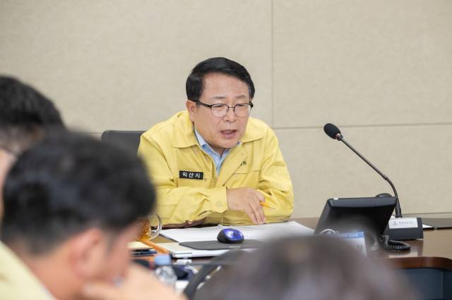 ▲정헌율 전북 익산시장이 본격적인 우기철을 앞둔 지난 5월 15일 선제적 대응 차원에서 자연 재난 대비 태세 강화를 주문하고 있는 모습 ⓒ익산시