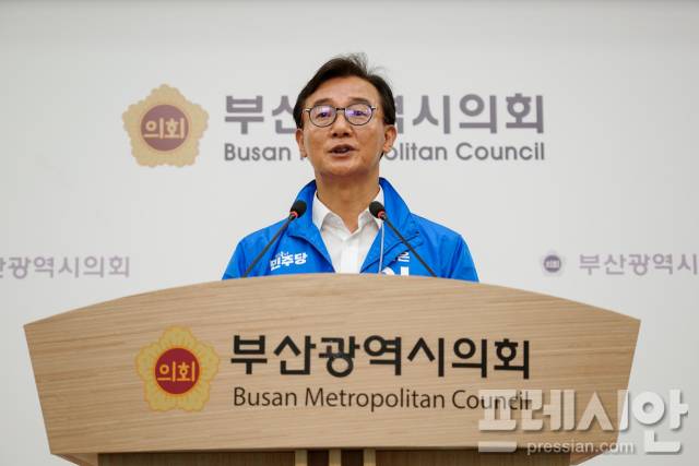 ▲전재수 더불어민주당 의원이 제21대 대선을 하루 앞두고 부산시의회에서 부산지역 유권자들을 향한 호소문을 발표했다.ⓒ프레시안(강지원)