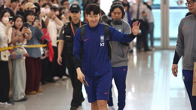 대한민국 축구대표 손흥민이 2일 인천국제공항 제1터미널을 통해 이라크로 출국하고 있다.