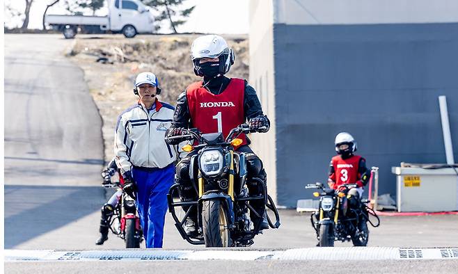 지난 3월5일 경기 이천에서 문을 연 ‘혼다 에듀케이션 센터’에선 모터사이클 입문자부터 숙달자까지 인스트럭터(지도자) 지도 아래 단계별 체계적인 교육을 제공받을 수 있다. 사진은 기자가 혼다 MSX 그롬을 타고 비기너 매뉴얼 코스를 교육받고 있는 모습. 혼다코리아 제공