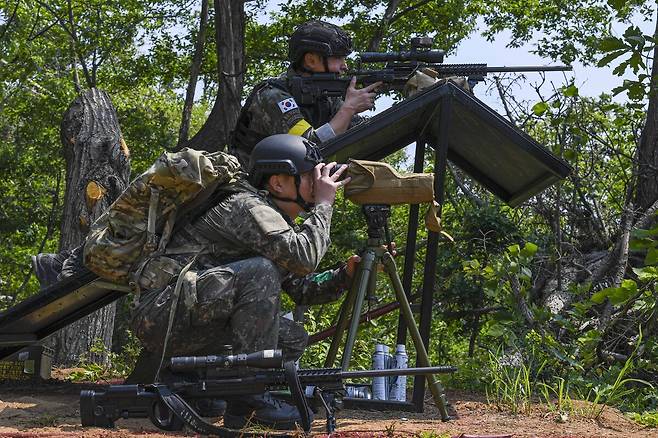 제4회 해병대사령관배 저격수 경연대회에 참가한 육군 저격팀이 지난달 26일 루프탑 장애물에서 표적을 식별하고, 제원을 산출하며 목표를 향한 조준 사격을 준비 중이다. 연합뉴스
