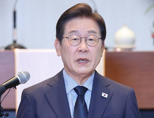 더불어민주당 이재명 대선 후보가 2일 경기 성남시 수정구 성남주민교회에서 기자회견을 하고 있다.   연합뉴스