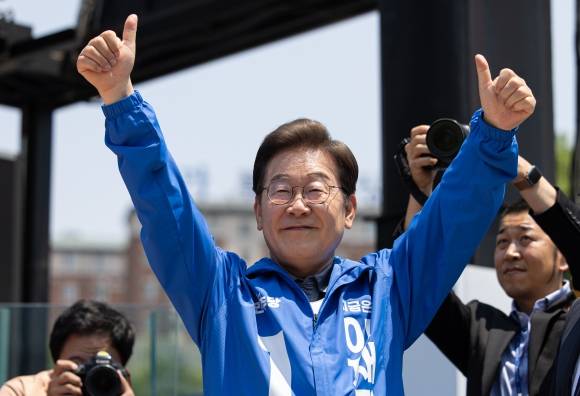 두 팔 번쩍 든 이재명 - 고향인 경북 안동을 찾은 이재명 더불어민주당 대선 후보가 1일 안동시 웅부공원에서 유세를 마친 후 시민들을 향해 양손 엄지손가락을 치켜세운 채 두 팔을 들어 인사하고 있다. 안동 뉴스1