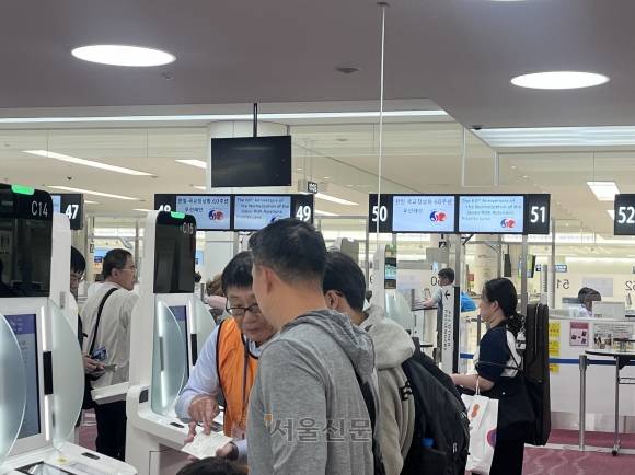 1일 일본 도쿄 하네다공항 제3터미널 입국심사장에 설치된 ‘한일 국교정상화 60주년 우선 레인’ 모습. 6월 한 달간 양국 4개 공항에서 운영되는 상대 국민 전용 입국심사대는 최근 1년 내 상대국 방문 이력이 있는 단기 체류자가 대상이며 사전 신고와 지정 항공사 탑승 등의 조건을 충족해야 한다. 도쿄 명희진 특파원