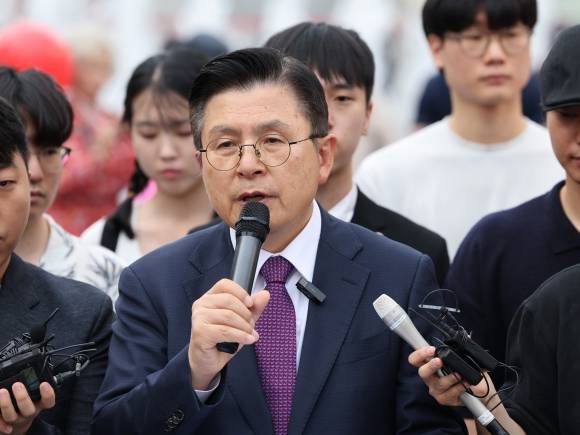 후보 사퇴 발표하는 황교안 - 황교안 무소속 대통령 후보가 1일 오후 서울 광화문광장에서 후보직 사퇴 및 김문수 국민의힘 후보 지지 선언을 하고 있다. 2025.6.1 뉴스1