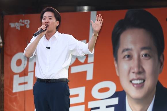 주말 서울역 광장서 유세하는 이준석 후보 - 개혁신당 이준석 대선후보가 1일 저녁 서울역 앞 광장에서 유권자들에게 지지를 호소하고 있다. 2025.6.1 연합뉴스